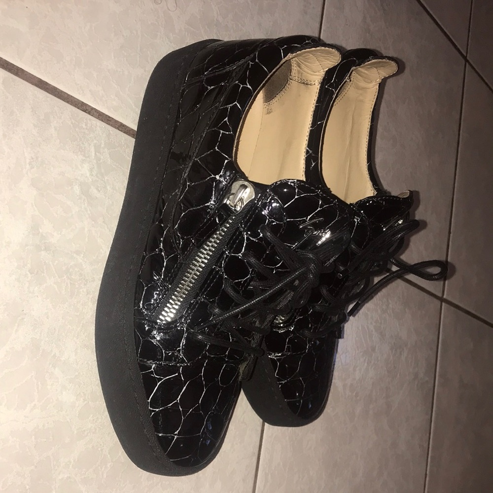 They where only worn 3 times so the shoes are in very good condition